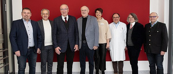 Beim Neujahrsbesuch des medbo Bezirksklinikums Wöllershof: Markus Ludwig (Bürgermeister von Störnstein), Roland Grillmeier (Bezirks- und Landrat), Franz Löffler (Bezirkstagspräsident), Lothar Höher (Bezirkstagsvizepräsident), Christine Kick (Kaufmännische Direktorin medbo), Dr. Markus Wittmann (Ärztlicher Direktor medbo Wöllershof), Helmut Hausner (Pflegedirektor medbo Wöllershof) und Konrad Kastner (Leiter Technik medbo Wöllershof) (v. l. n. r.).