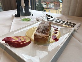 DAS STÖRNSTEIN Wöllershof 13B Apfelstrudel mit Vanillesauce (Renate Neuhierl | medbo)